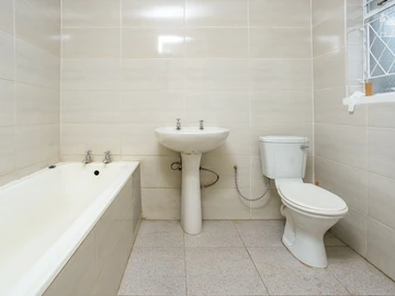 2 Bedroom Flat & Apartment