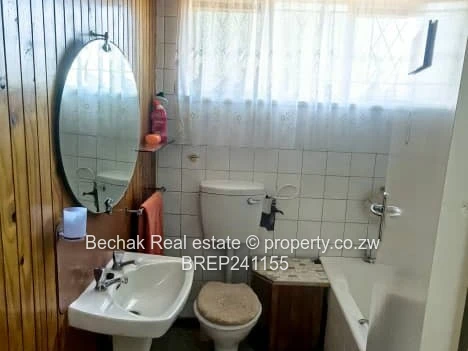 Spacious 4-Bed Home on 1500m² with Flatlet — Northlea