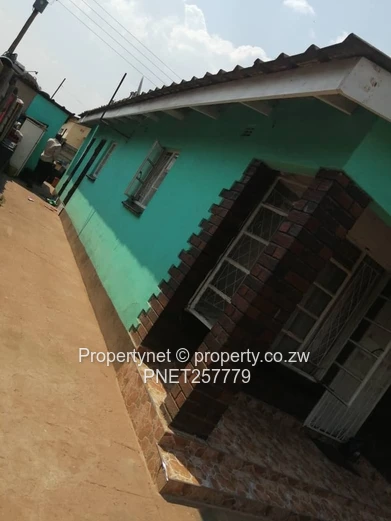 4-Bed Home in Glen View 3 with Title Deeds, Borehole & Secure Gate (Sole Mandate)
