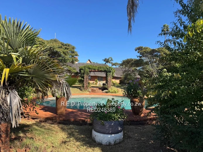 Private Retreat In Douglasdale!