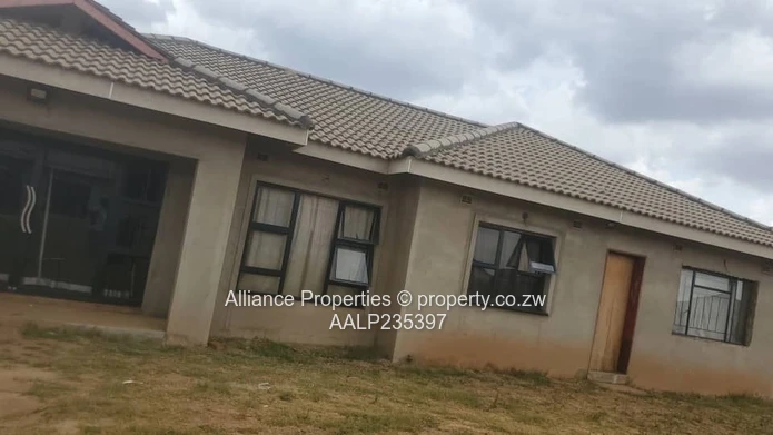 Corner Stand Fixer-Upper with Exceptional Potential in Glaudina