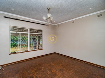 2 Bedroom Flat & Apartment