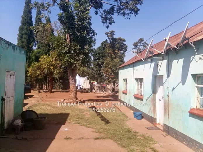 Westwood: 3-Bed Home on 4500m² with Green Cottage