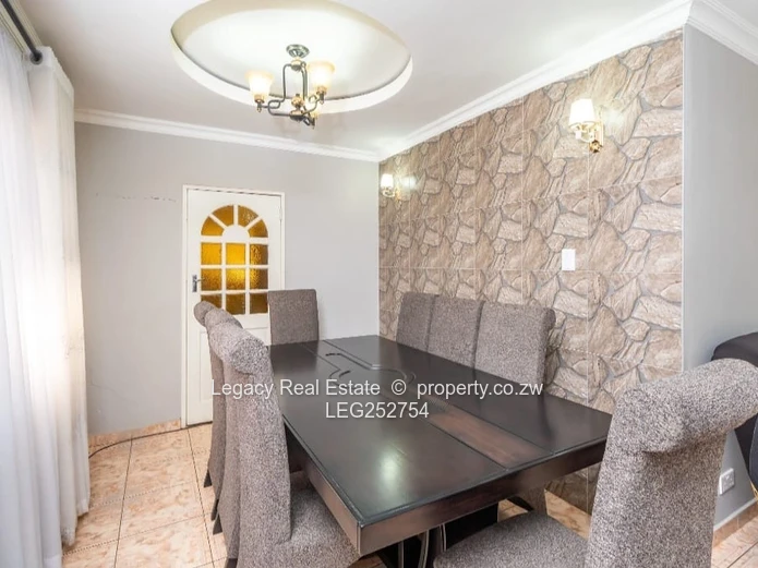 Strathaven 4-Bed Home 340m² - Pool, Borehole & Solar