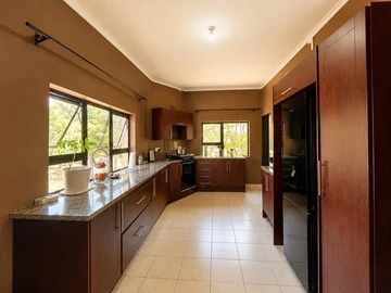 5 Bedroom Flat & Apartment