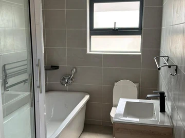 3 Bedroom Flat & Apartment