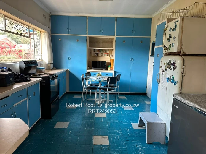  Spacious Family Home with Excellent Potential (Sole Mandate)