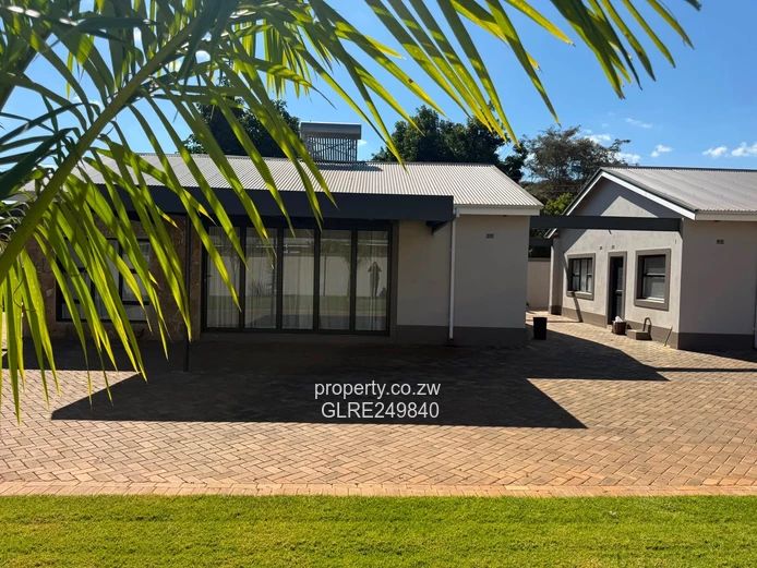 Mount Pleasant: Modern 3-Bed Flat, Open-Plan & Borehole