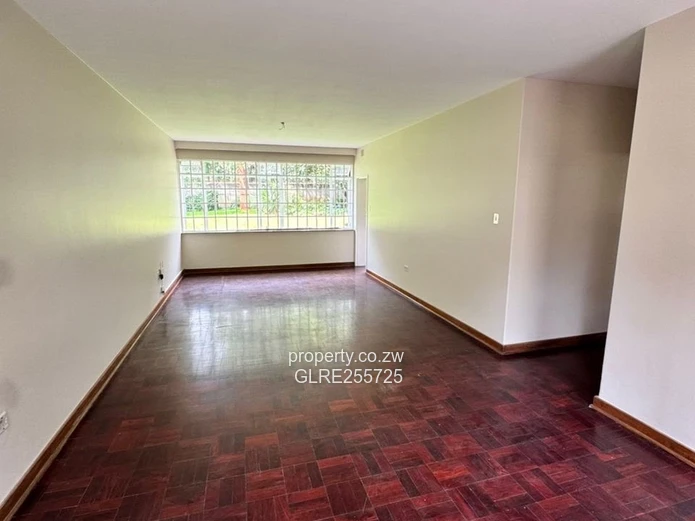 Red-Brick 2-Bed Avondale Flat — Garden & Covered Parking