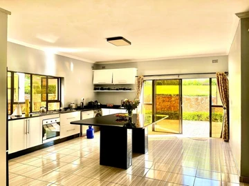 6 Bedroom Flat & Apartment