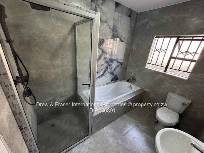 Stylish 4-Bed Fidelity Home - Fitted Kitchen & Tank