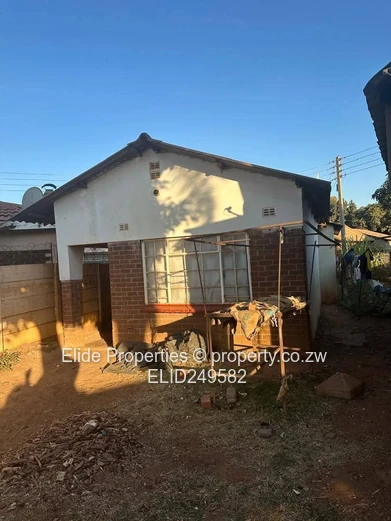 3-Bed Brick Bungalow in Kuwadzana, Harare - Yard & Parking