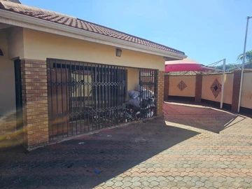 Spacious 4-Bedroom Home with Borehole in Kutandara, Harare West