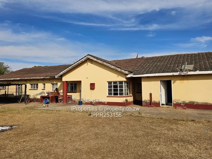 Large 5-Bed Walled Home on 4,588 m² — Water Tank & Garden