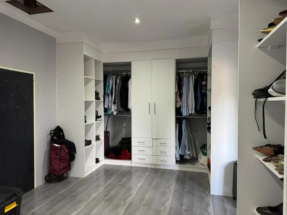 6 Bedroom House