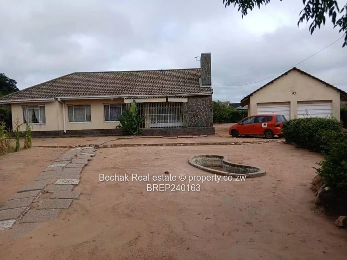 Luveve 4   3-Bed Home on 3900m² — Cottage, Garage, Garden