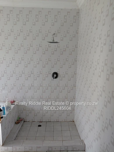 For sale 5 beds ridgeview Belvedere close to zesa training centre 