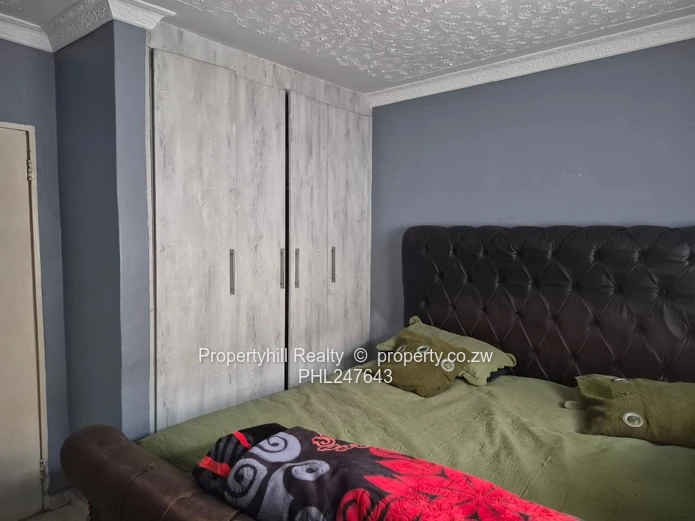 Secure 4-Bed Granary Park Home — Borehole, Garage & Paved Yard