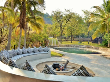 Hotel & Lodge