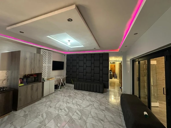 6 Bedroom House
