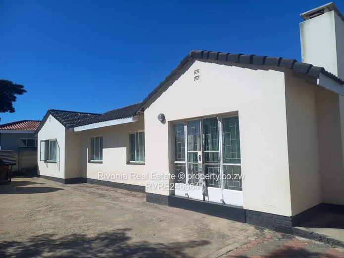 Msasa Park 3-Bed: Fireplace, Bathtub & 420 m²
