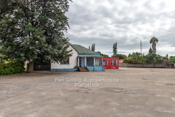 Commercial building for sale