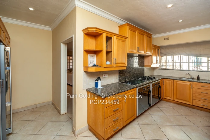 Spacious Vainona Home With A Cottage