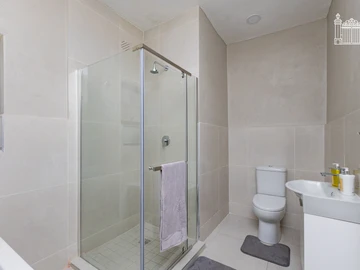 2 Bedroom Flat & Apartment