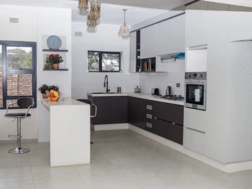 4 Bedroom Flat & Apartment