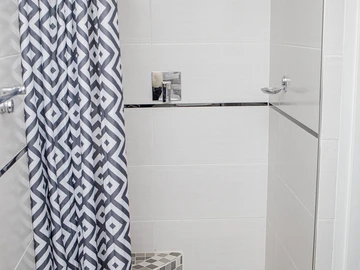 4 Bedroom Flat & Apartment