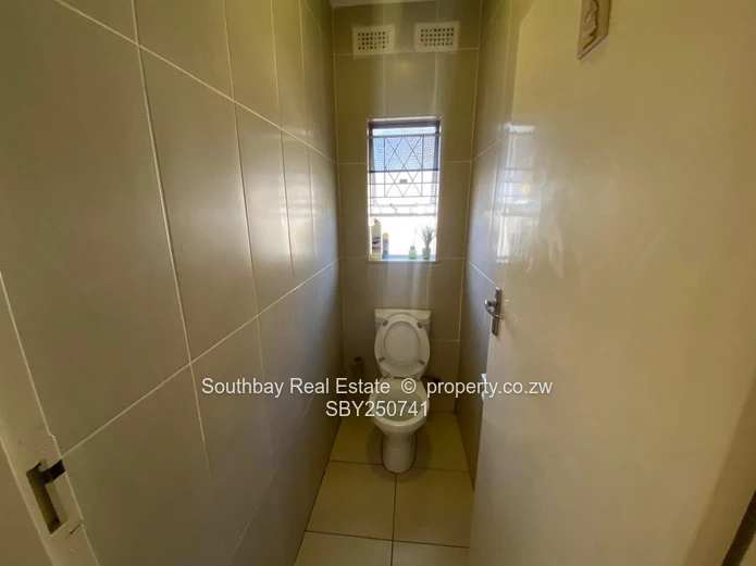To Let - 2 bedroom Garden Flat in Avondale