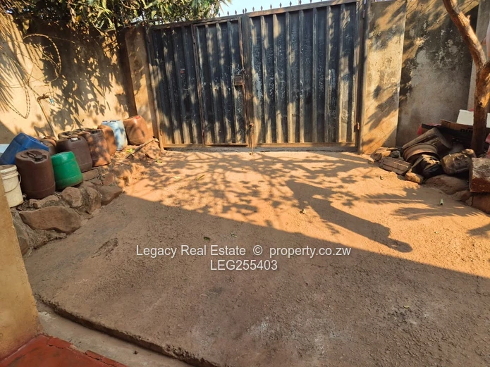 4-Bed Walled Home in Hatcliffe - Secure, Paved Yard