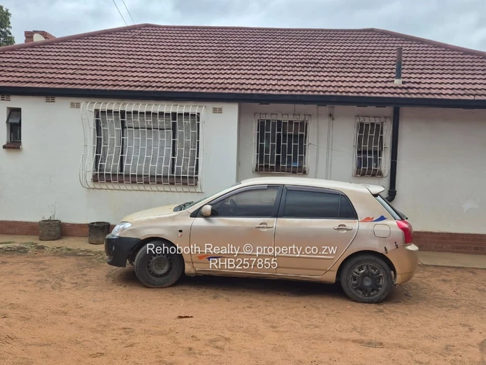 Braeside 3-Bed Home - 800m², Garden & Staff Quarters