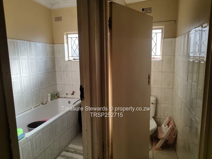 3-Bed Flat in Waterfalls — Walled Yard, Fitted Kitchen & Solar