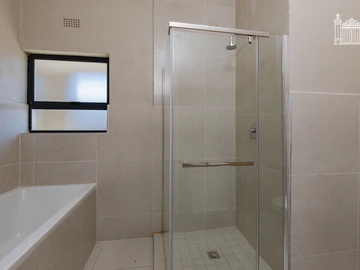 2 Bedroom Flat & Apartment