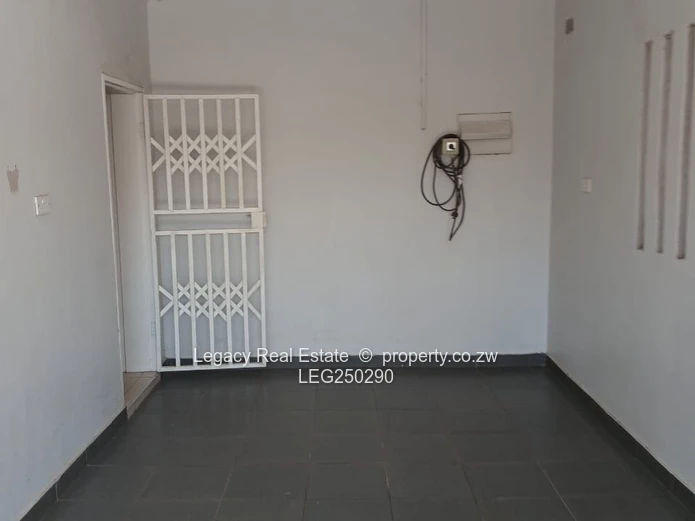 Madokero 3-Bed Brick Home - Borehole & Bright Lounge