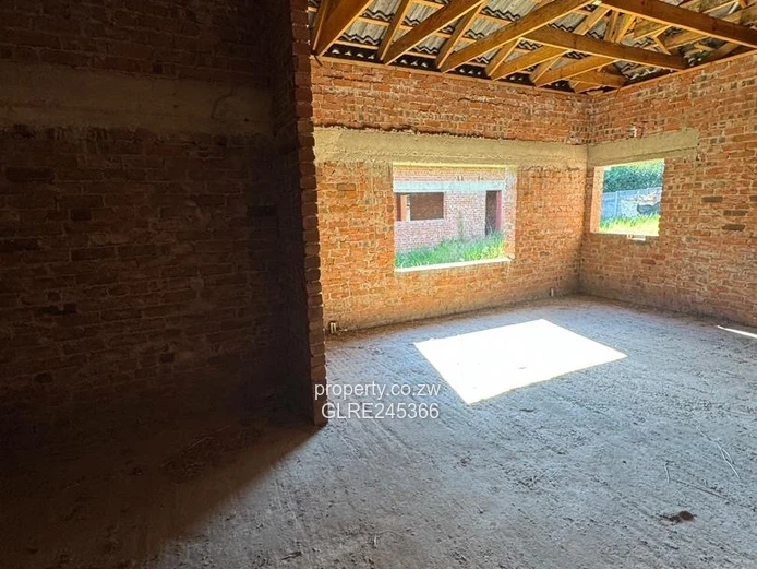 Unfinished 5-Bed 700 m² Home on 1 Acre in Bluff Hill