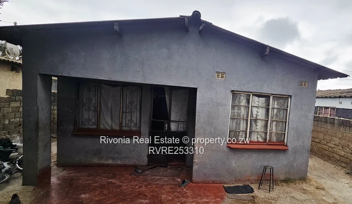 4-Bed Fixer-Upper with Borehole in Glen View