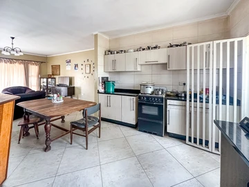 3 Bedroom Flat & Apartment