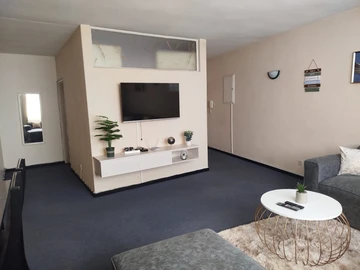 2 Bedroom Flat & Apartment