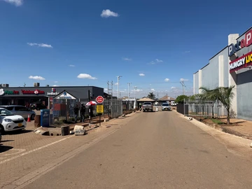 2 Bedroom Flat & Apartment