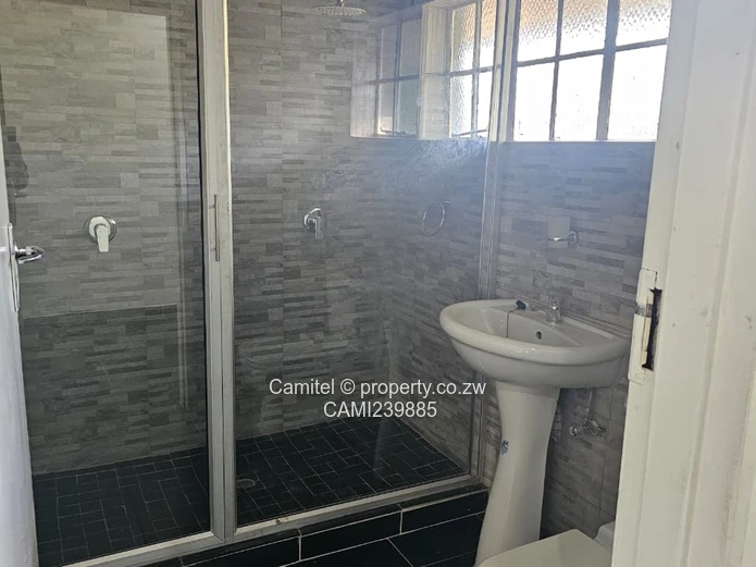 Borrowdale:Perfectly located home 4 beds main en-suite clean title deed