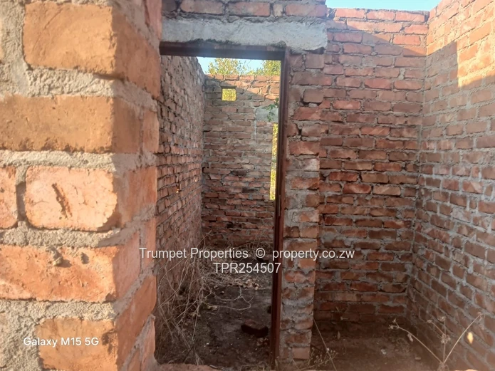 Borrowdale 2-bed Brick Shell on 1847m2, terms accepted (Sole Mandate)