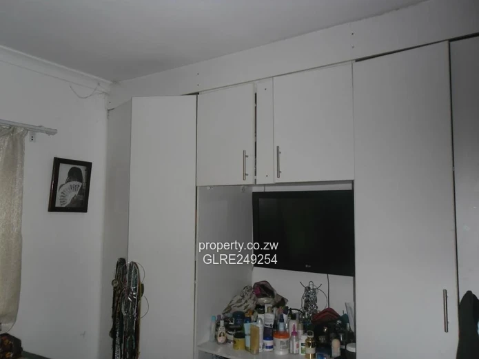 Marlborough 2-Bed Garden Flat — Borehole & Paved Courtyard
