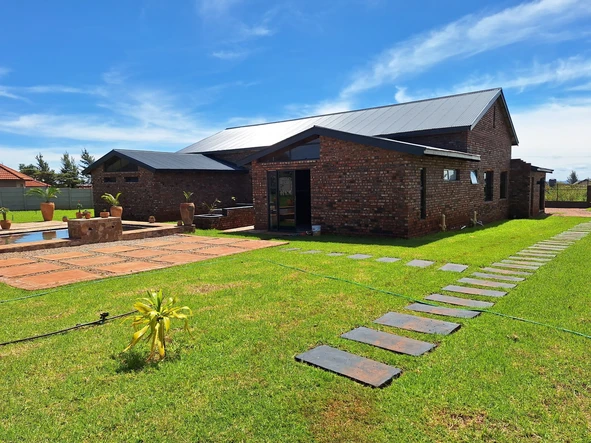 Spacious 5-Bedroom Home with Pool on 2006m² in Gletwin Park