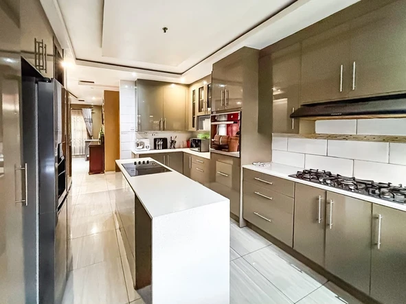 5 Bedroom House