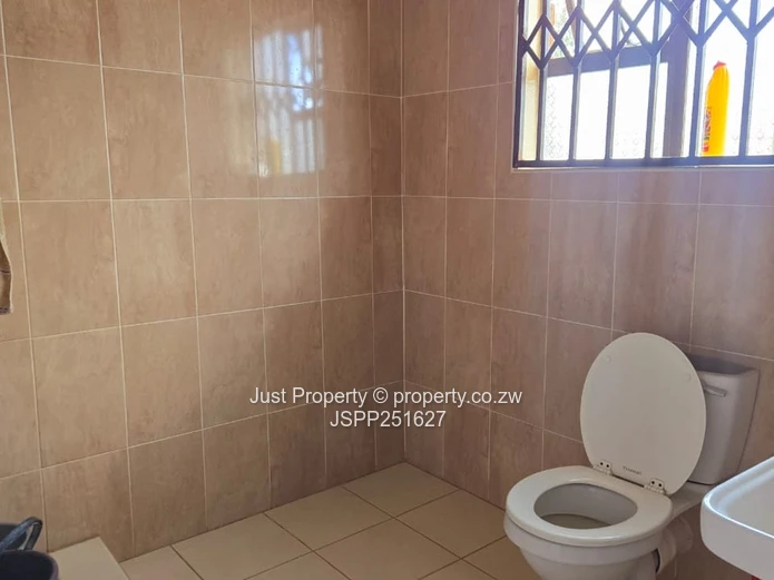 Sandton Park: 5-Bed Home with Island Kitchen & Borehole