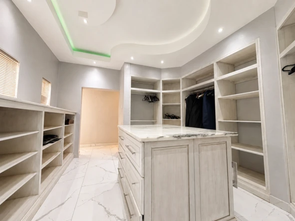 6 Bedroom House