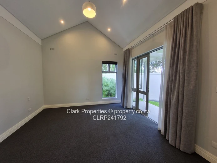 Refined Off-Grid Living in an Exclusive, Upmarket Complex!