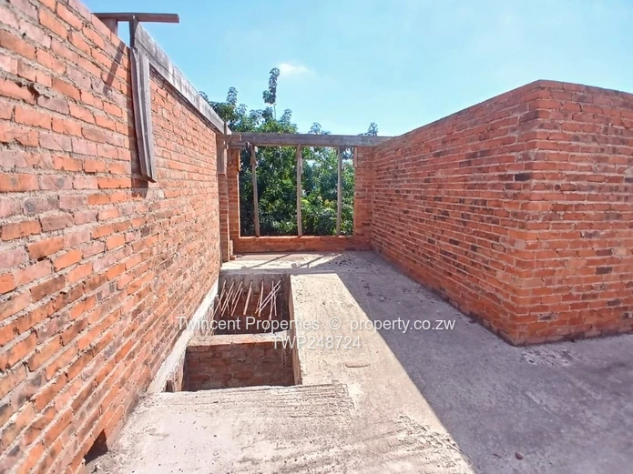 Incomplete 7 bedroomed house in Gletwin 